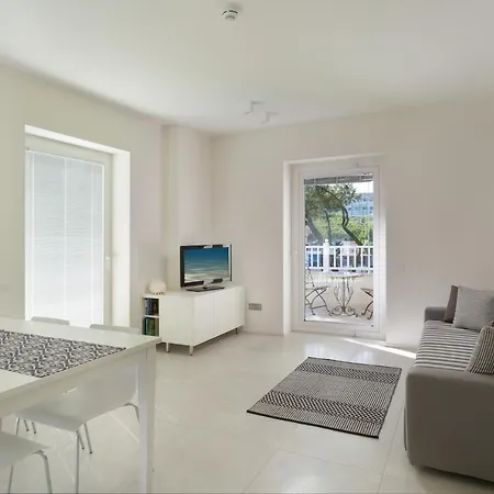 Aparthotel White 3*
